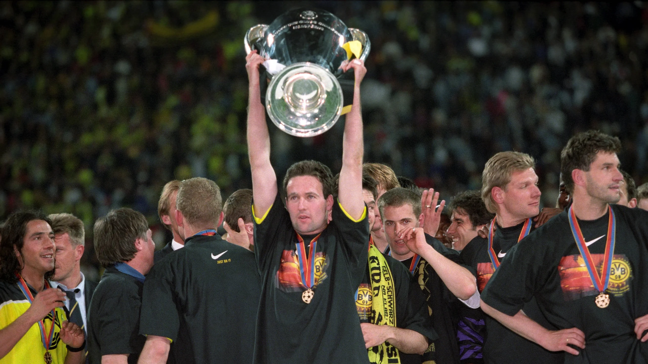 双冠序曲 · 1996 年德甲卫冕之夜